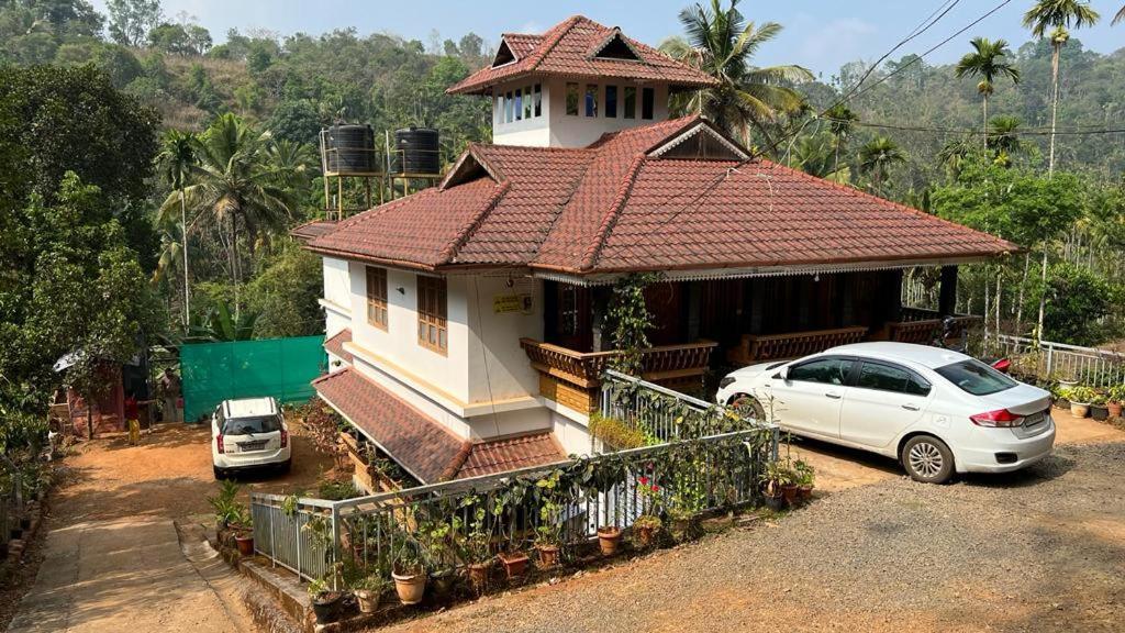 Homestay Golden Cypress With Pool -wayanad Padinjarathara