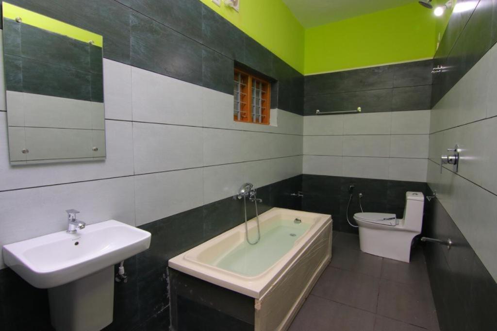 Homestay Golden Cypress With Pool -wayanad Padinjarathara